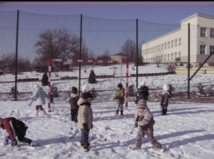 Zimowe zabawy na boisku (1)