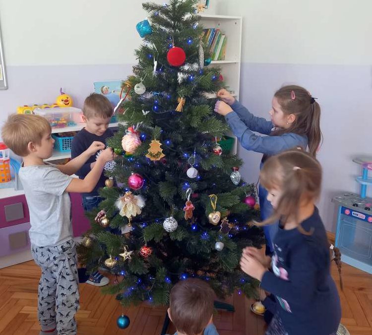 Ubieramy choinkę w przedszkolu
