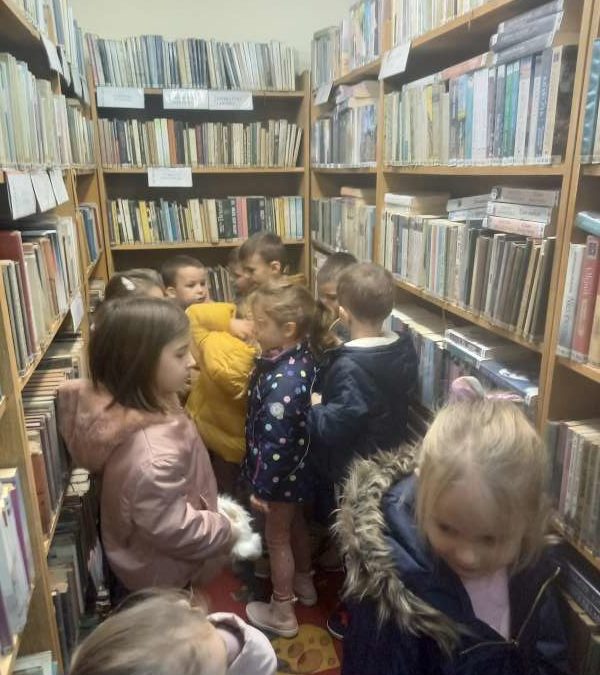 POZNAJEMY ZAWÓD BIBLIOTEKARZA – WIZYTA W BIBLIOTECE