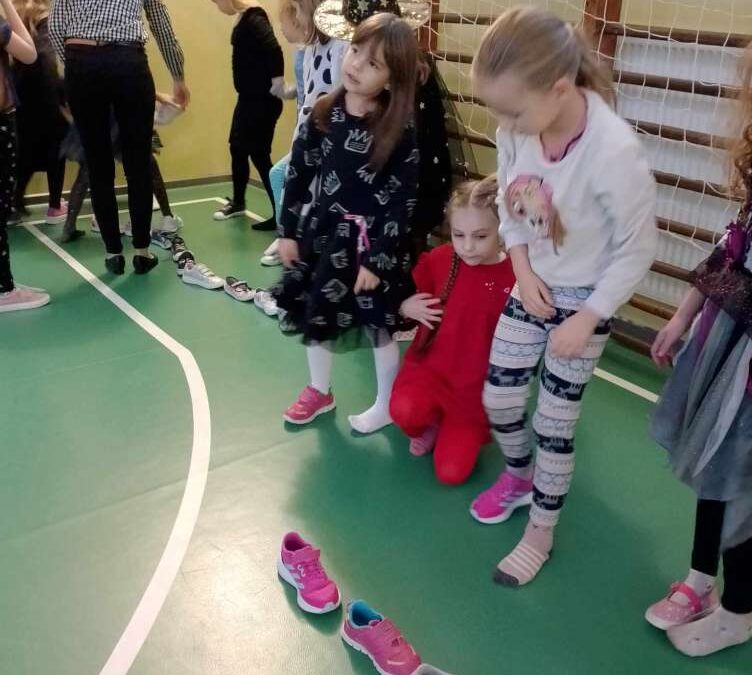 ZACZAROWANY ŚWIAT MAGII I WRÓŻB, CZYLI ANDRZEJKI W KLASACH I – III
