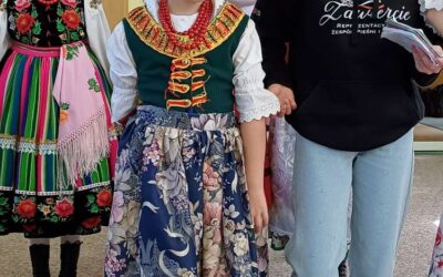 28 KWIETNIA W NASZEJ SZKOLE ROZBRZMIAŁY LUDOWE MELODIE I ROZKWITŁY BARWNE STROJE!!!