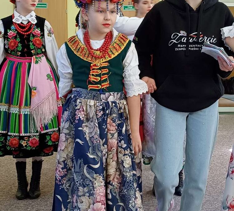 28 KWIETNIA W NASZEJ SZKOLE ROZBRZMIAŁY LUDOWE MELODIE I ROZKWITŁY BARWNE STROJE!!!